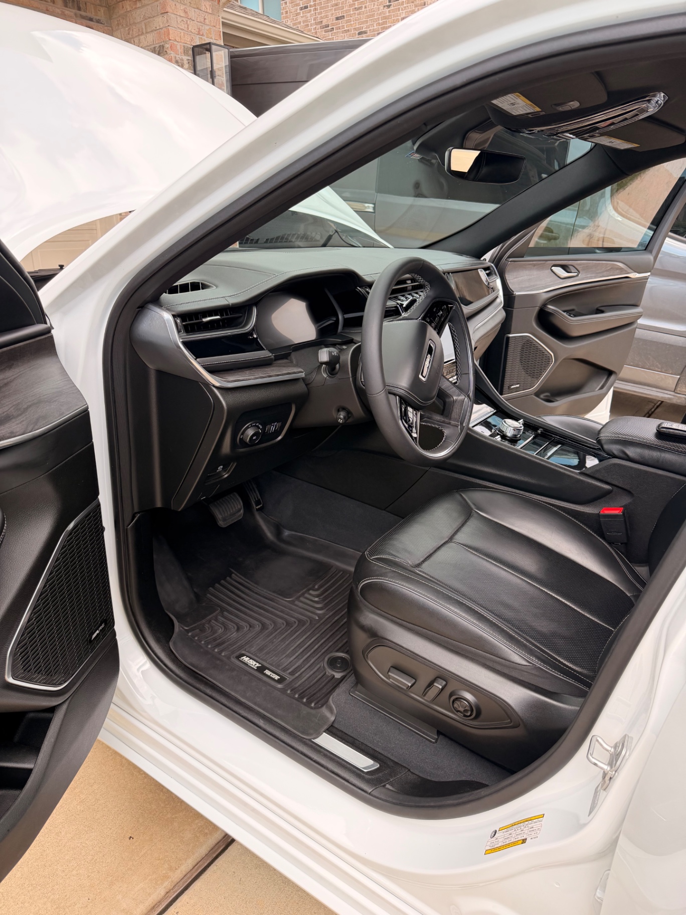 Jeep Grand Cherokee L front interior detailed