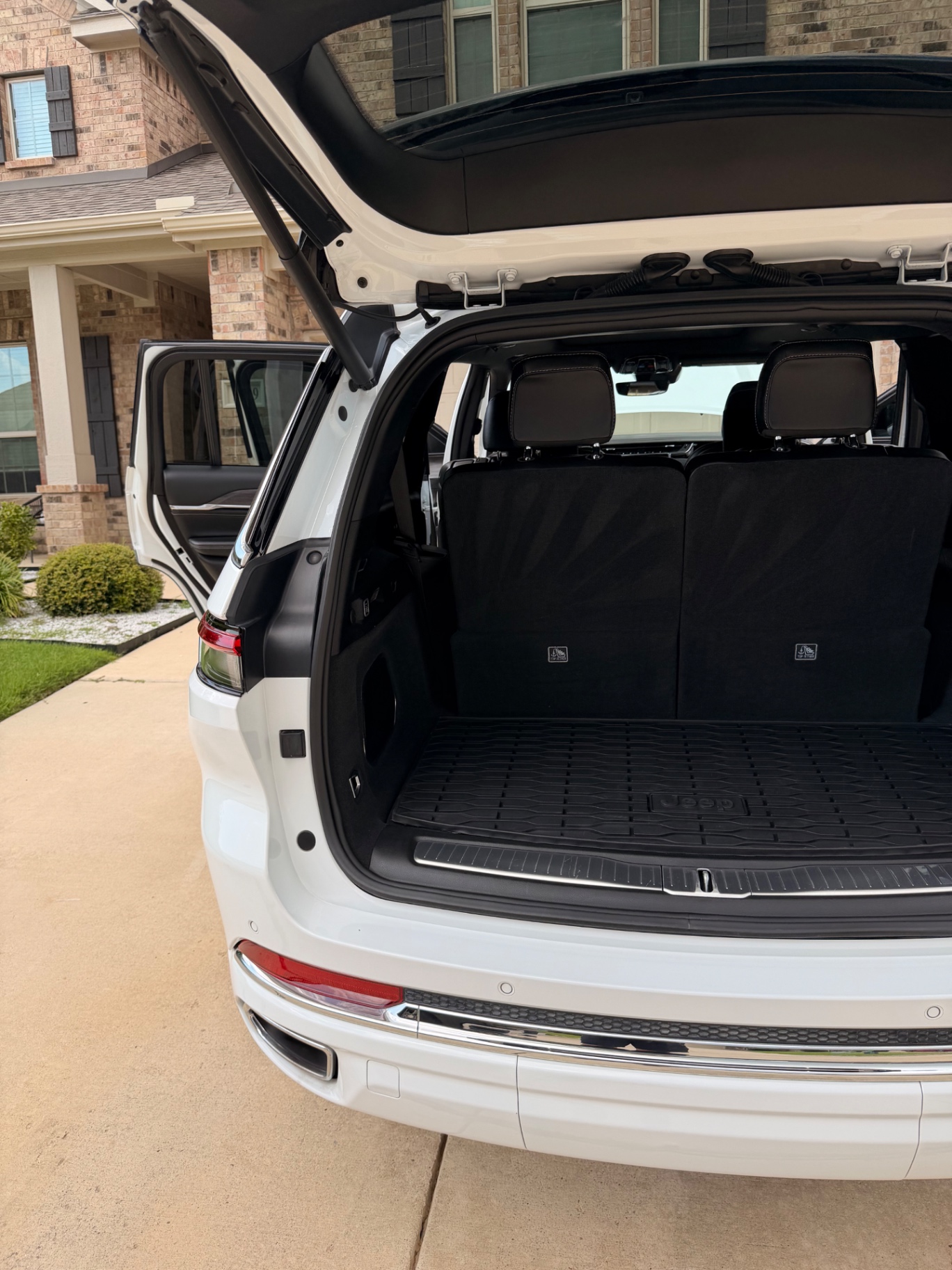 Jeep Grand Cherokee L trunk and cargo detailed